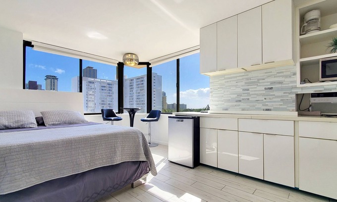 McCully - Moiliili Apartment | Contemporary Studio Retreat in Waikiki with Ocean View