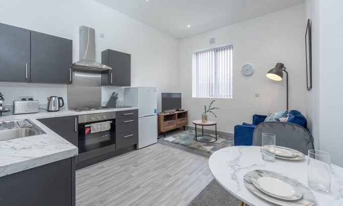 Brierley Hill Apartment | Modern 1 Bedroom Apartment in Dudley with Kitchen & Family Focus