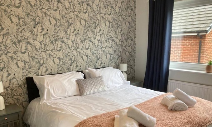 Higher Walton House | Trendy Home for 6 with Parking and Breakfast near Preston