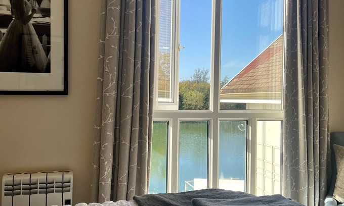 South Cerney House | Guest Rated 10/10: Modern Cotswold Home with Hot Tub