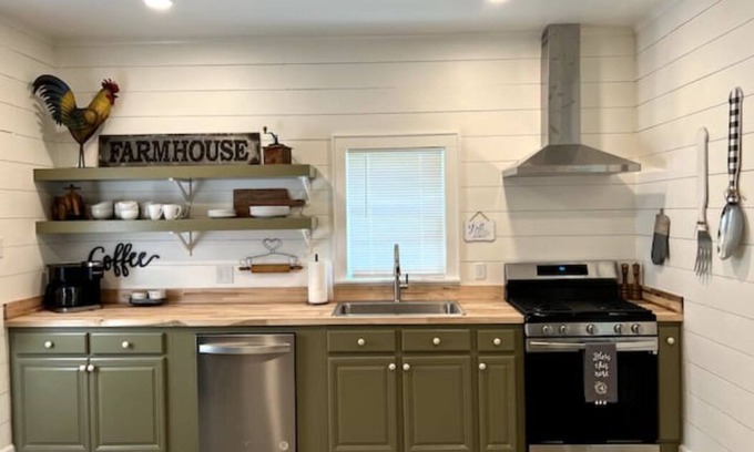 Benton Cottage | Top-Rated Modern Cottage with Breakfast in Downtown Benton