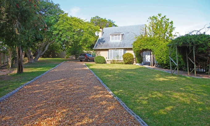 Constantia House | Cozy Cottage in Upper Constantia with Ocean View & Breakfast