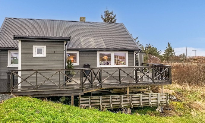 Smøla House | Modern cottage near the water on the island of Smøla.
