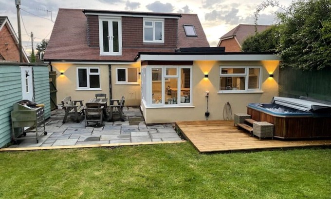 New Forest District Cottage | Top-Rated Modern Cottage at New Forest with Hot Tub & Ocean View