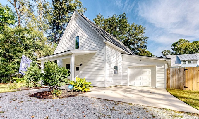 Johns Island House | Inviting Coastal Cottage with Pool & Ocean Views Near Beaches