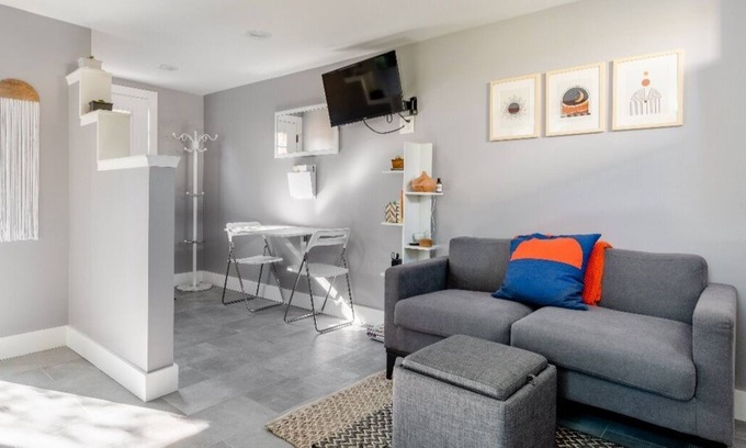 Oakland House | Ideal Cottage Retreat with Kitchen & Private Patio