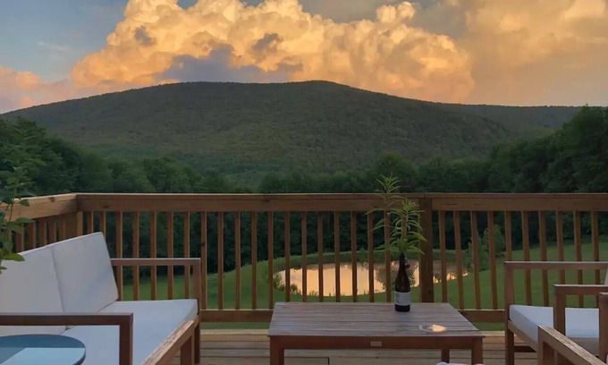 Denver Cottage | Relaxing Cottage Retreat with Private Pond and Spa Amenities