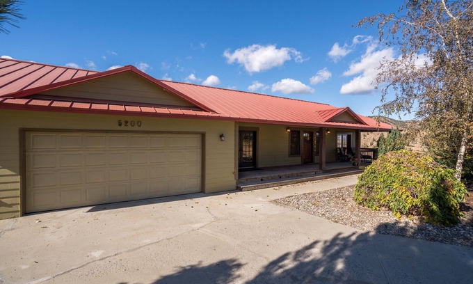 Wenatchee House | Modern Country Home Near Mission Ridge with Spa & Hot Tub