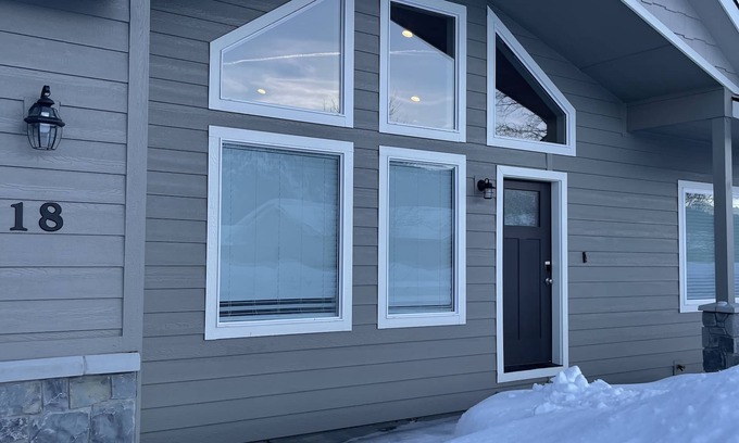 Donnelly House | Cozy Cabin Retreat near Tamarack & Cascade Lake with Hot Tub