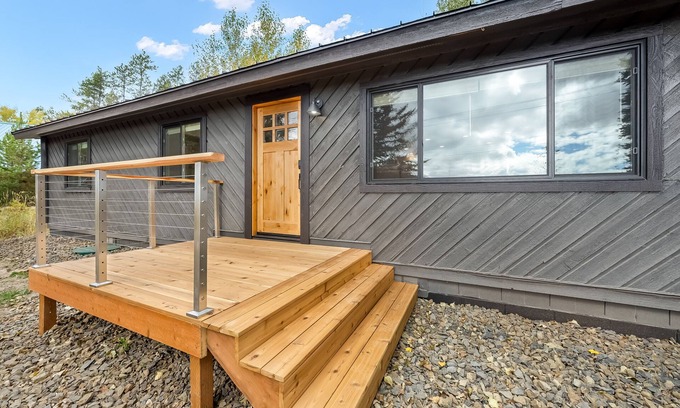 Donnelly House | Inviting Cabin with Tamarack Views - Minutes to Lake & Ski