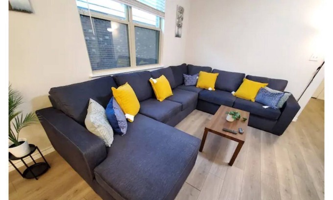 Lincoln Park House | Modern Cozy Home - Peaceful Retreat with Kitchen & Breakfast