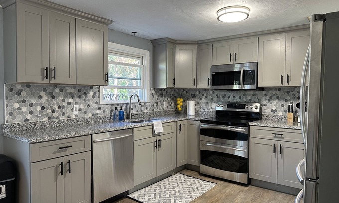 Newington House | Pet-Friendly Family Retreat with Breakfast & Kitchen Access