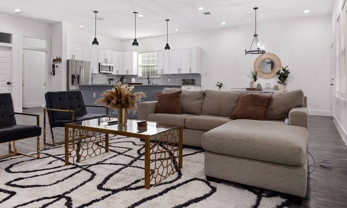 DeSoto House | Guest Rated 10/10: Modern Retreat Near I-35 with Spa