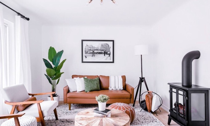 Dearborn House | Modern Cozy Retreat with Kitchen & Breakfast Close to All