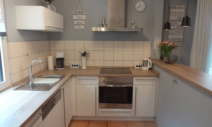 Roth House | Cozy Ocean View Vacation Home Natalie with Modern Kitchen