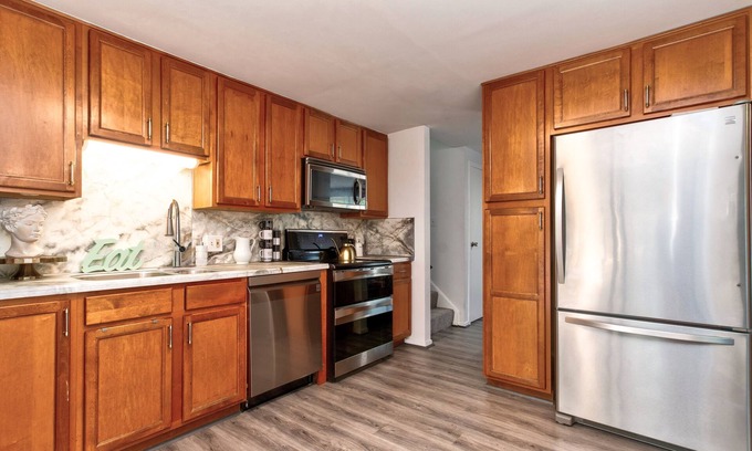 Buckingham House | Stylish Home Minutes From DC with Breakfast & Family Amenities