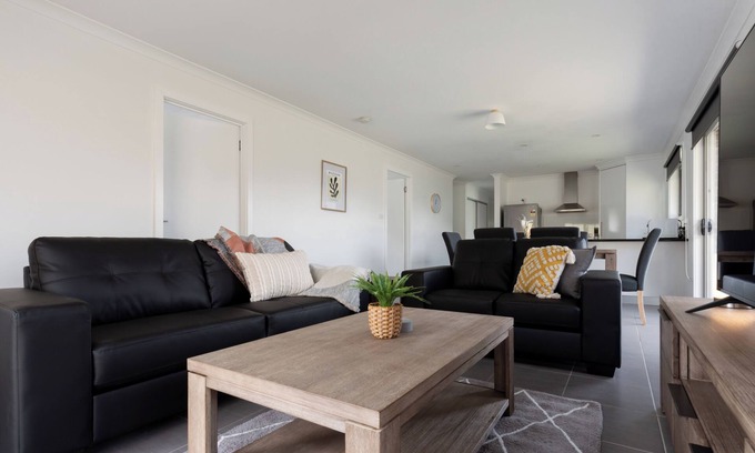 Newnham House | Modern Home with Parking & Breakfast: Guest Rated 8/10