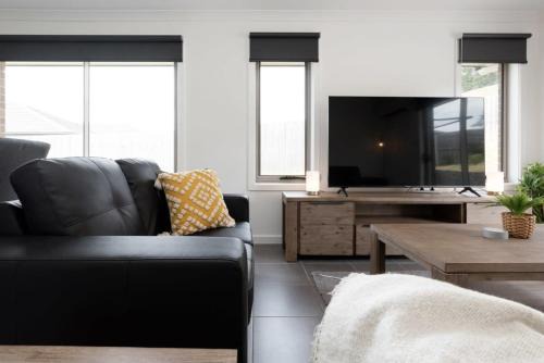 Newnham House | Modern Delight: Cosy Home with Parking for Family Getaways