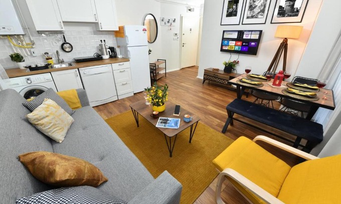 Gumussuyu Mahallesi Apartment | Stylish Apartment in Taksim - Pet Friendly & Accessible