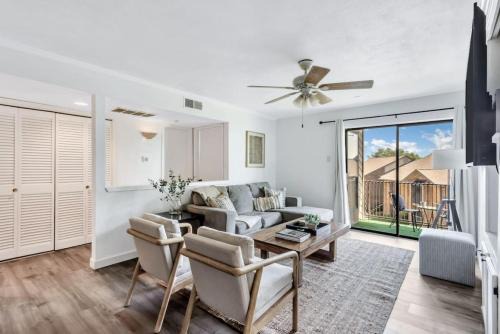 Garland House | Modern Lakefront Home in Garland - 4-Star Comfort Awaits
