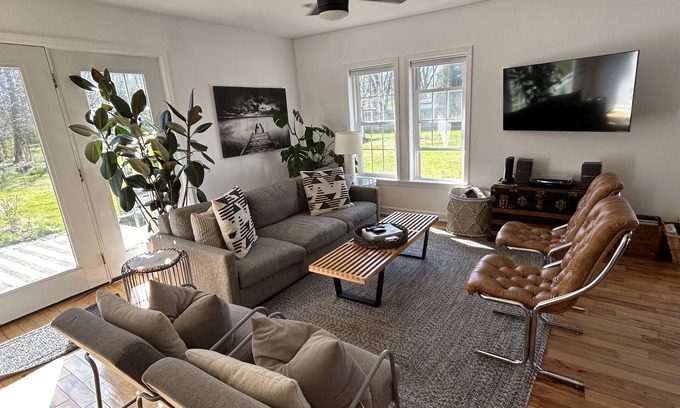 Sawyer House | Bright Modern Maple Street Beach Home - Guest Rated 9.8