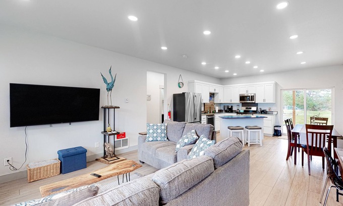 Bandon Apartment | Modern Dog-Friendly Retreat with Ocean View and Full Kitchen