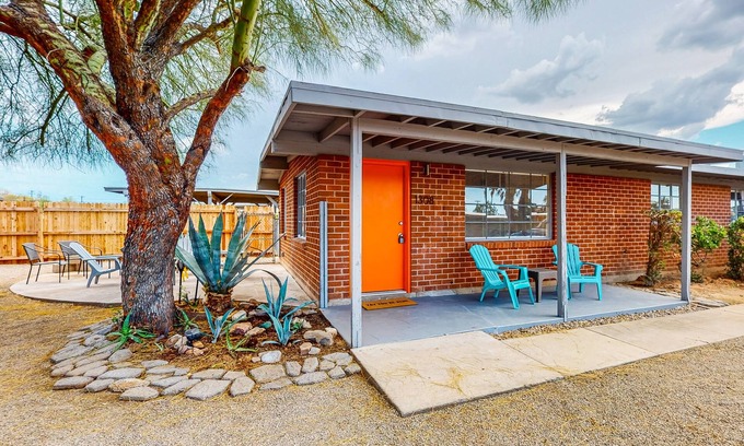 Palo Verde House | Pet-Friendly Modern Retreat with Yard & Kitchen Amenities