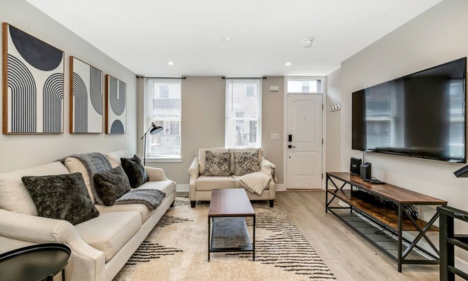 Point Breeze House | Prime Downtown 5BD/3BTH with Roof Deck - Sleeps 10