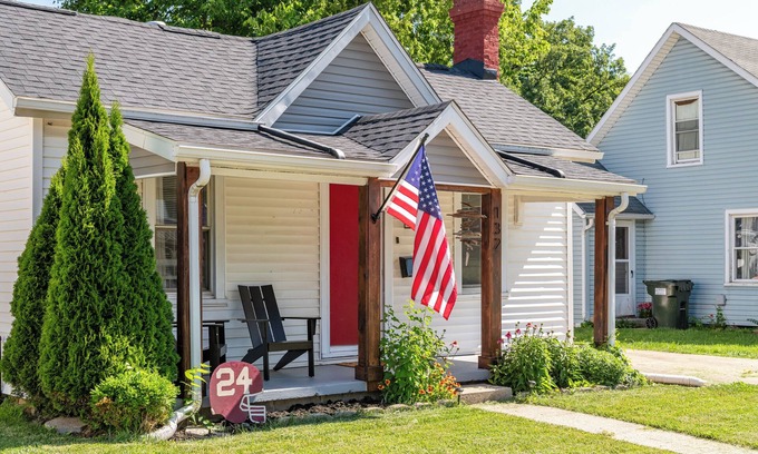 Urbana House | Stylish Downtown Bungalow with Fenced Yard & Pet-Friendly