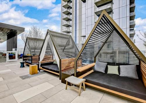 Rainey Street Historic District House | Stylish Downtown Condo with Rooftop Pool & Ocean Views