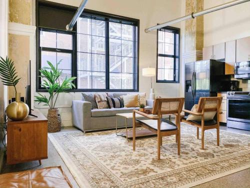 Old City Apartment | Trendy Downtown Loft on Gay St - Family Friendly Retreat
