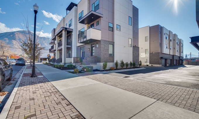 Central Business District House | Stylish Provo Townhome with Balcony & Spa Amenities