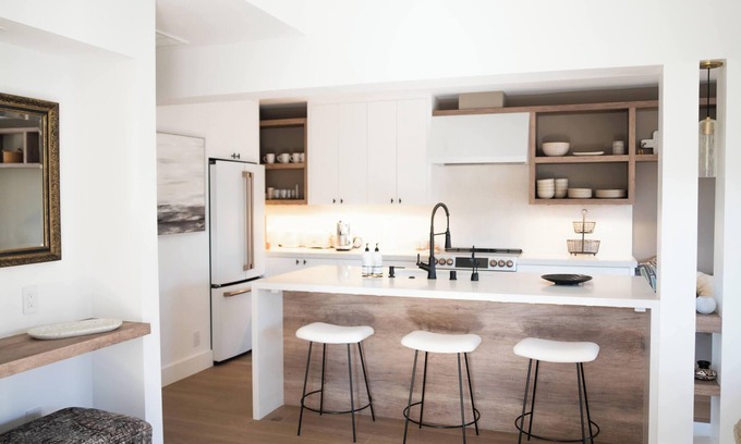 Sonoma Condo | Modern Downtown Sonoma Condo with Pool and Ocean View