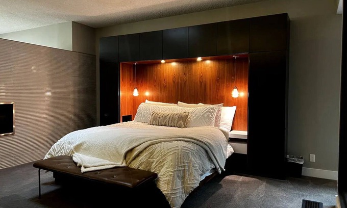 Downtown Lincoln Apartment | Prime Downtown Stay with Spa and Hot Tub Access