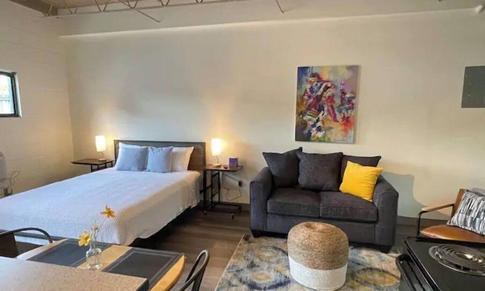 Tahlequah Apartment | Modern Downtown Studio: A Walker’s Paradise Awaits