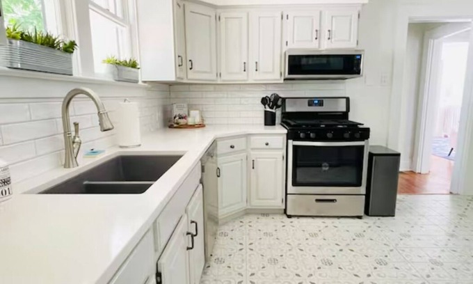 Lexington House | Modern Downtown Retreat with Parking - 10/10 Guest Rated
