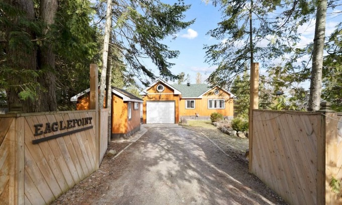 Waubaushene Cottage | Explore Georgian Bay: Trails, Hot Tub & Ocean Views Await