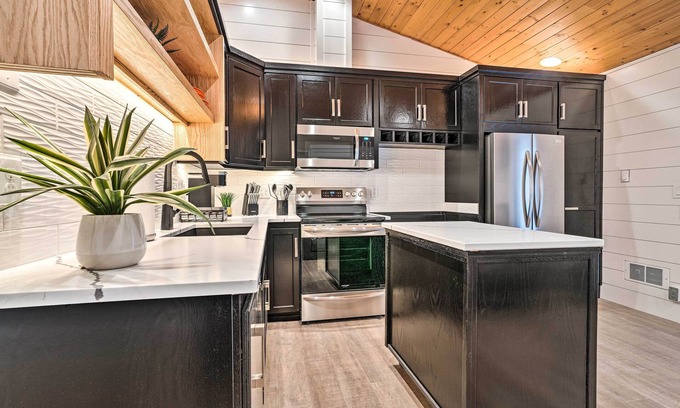 East Wenatchee Apartment | Cozy East Wenatchee Studio with Farm Views and Spa