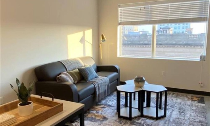 Downtown Lincoln Condo | Modern Elegance: Family-Friendly 3BR Condo with Spa & Pool