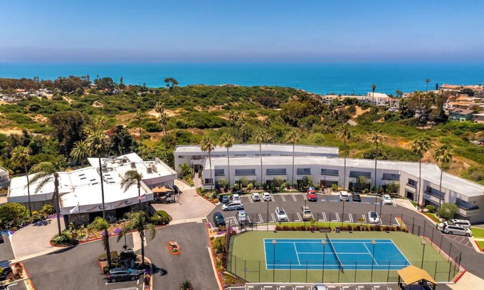 San Clemente Hotel | Coastal Retreat with Pool and Spa in San Clemente