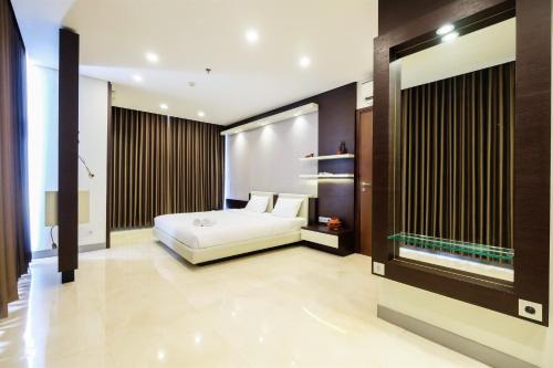 Mampang Prapatan Apartment | Modern 2BR L'Avenue Apartment with Pool & Family-Friendly Amenities