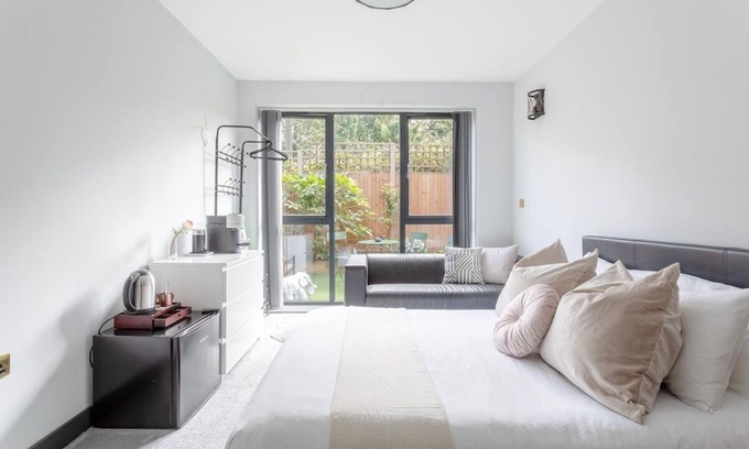Brondesbury Park Condo | Modern En-suite Double - Queen’s Park