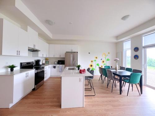Gormley Villa | Modern entire house close to Costco convenient stay