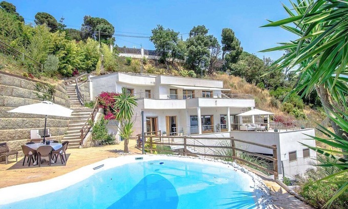 Sant Cebria de Vallalta Villa | Modern Mestral - Pet-Friendly Retreat Near the Beach!
