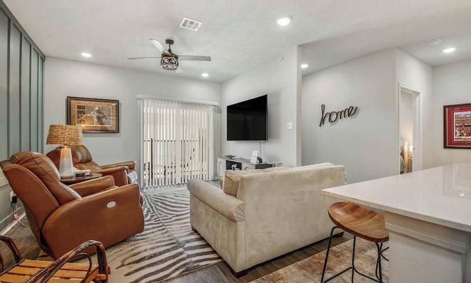 Bryan Apartment | Modern Escape - Allen Park