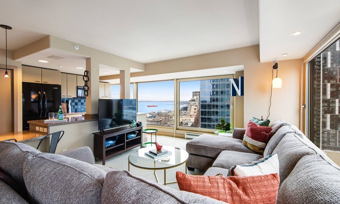 Downtown Seattle Condo | Modern Retreat with Pool, Hot Tub, and Ocean Views