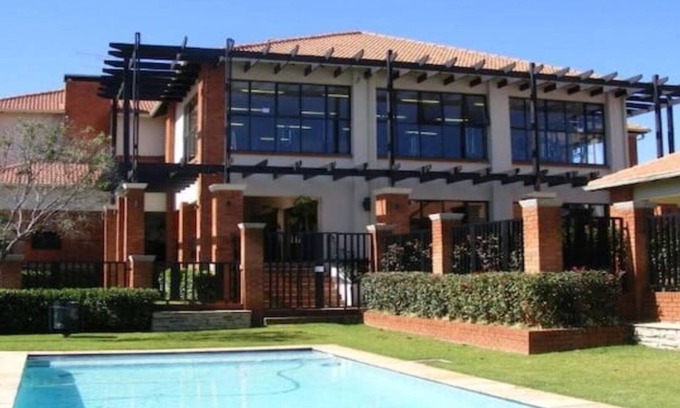 Greater Johannesburg Metropolitan Area Apartment | Modern Executive Penthouse with Pet-Friendly Amenities