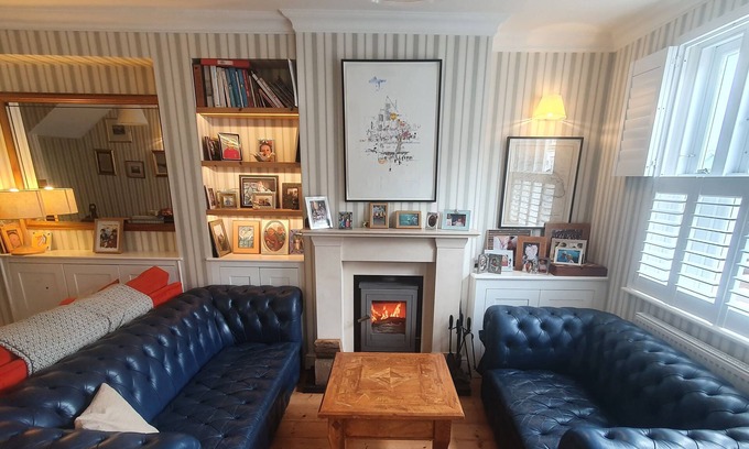 Mortlake House | Stylish Family 3 Bed Home with Spa in Barnes