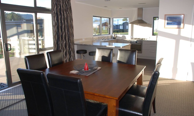 Ohakune House | Family-Friendly Modern Chalet with Pool & Breakfast
