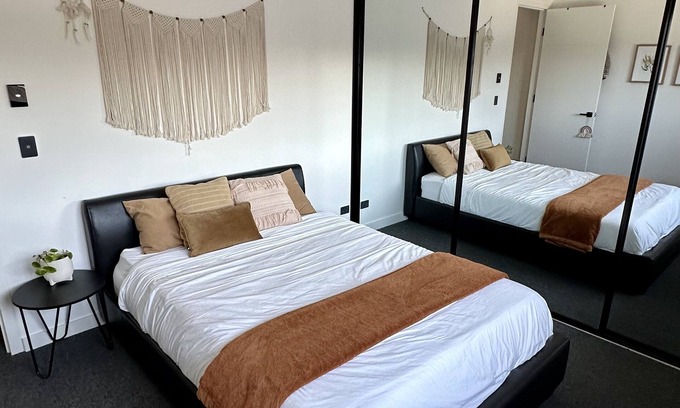 Wickham Apartment | Family-Friendly Apartment with Ocean View in Newcastle